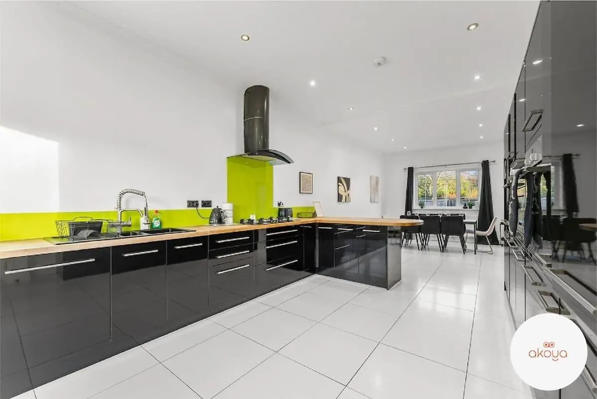 A Contemporary Cotswold Grace - Beautiful 4Bed Haven Golden Valley